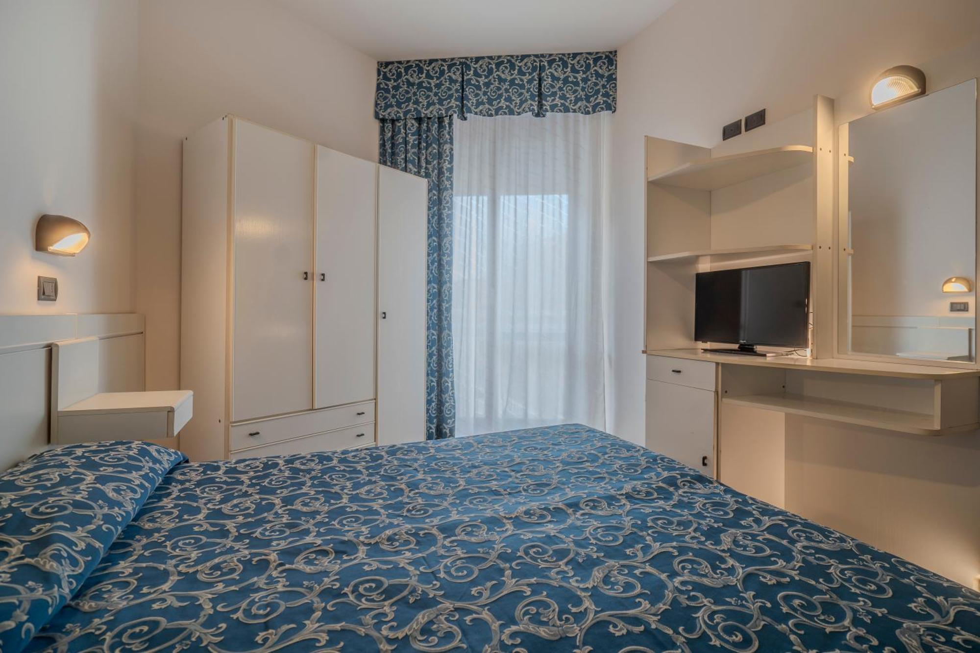 Hotel 2000 Римини Экстерьер фото
