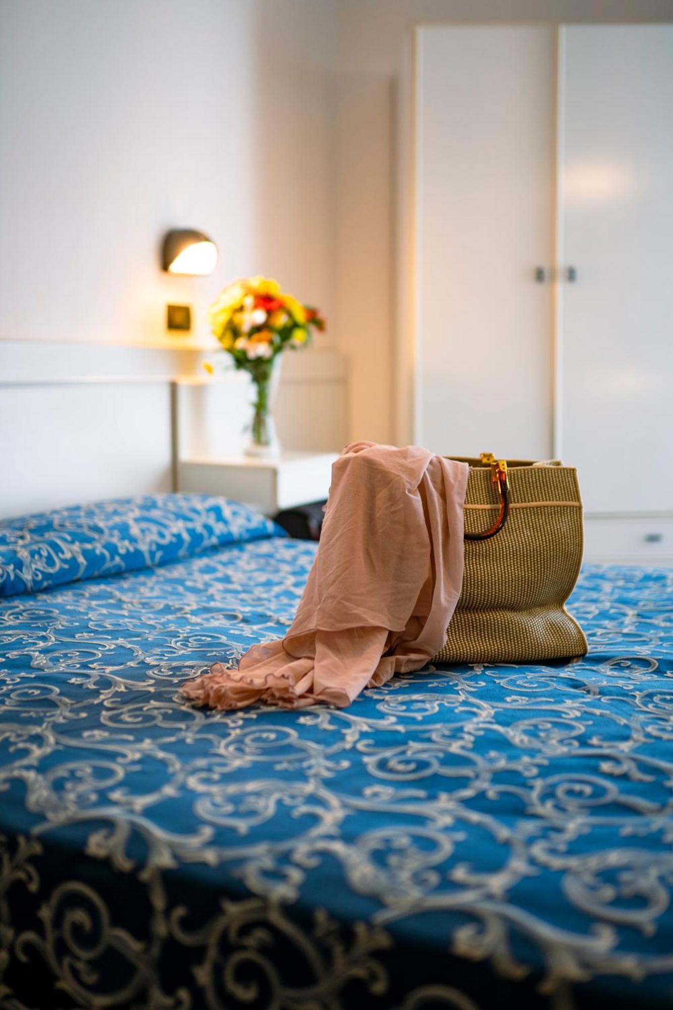 Hotel 2000 Римини Экстерьер фото