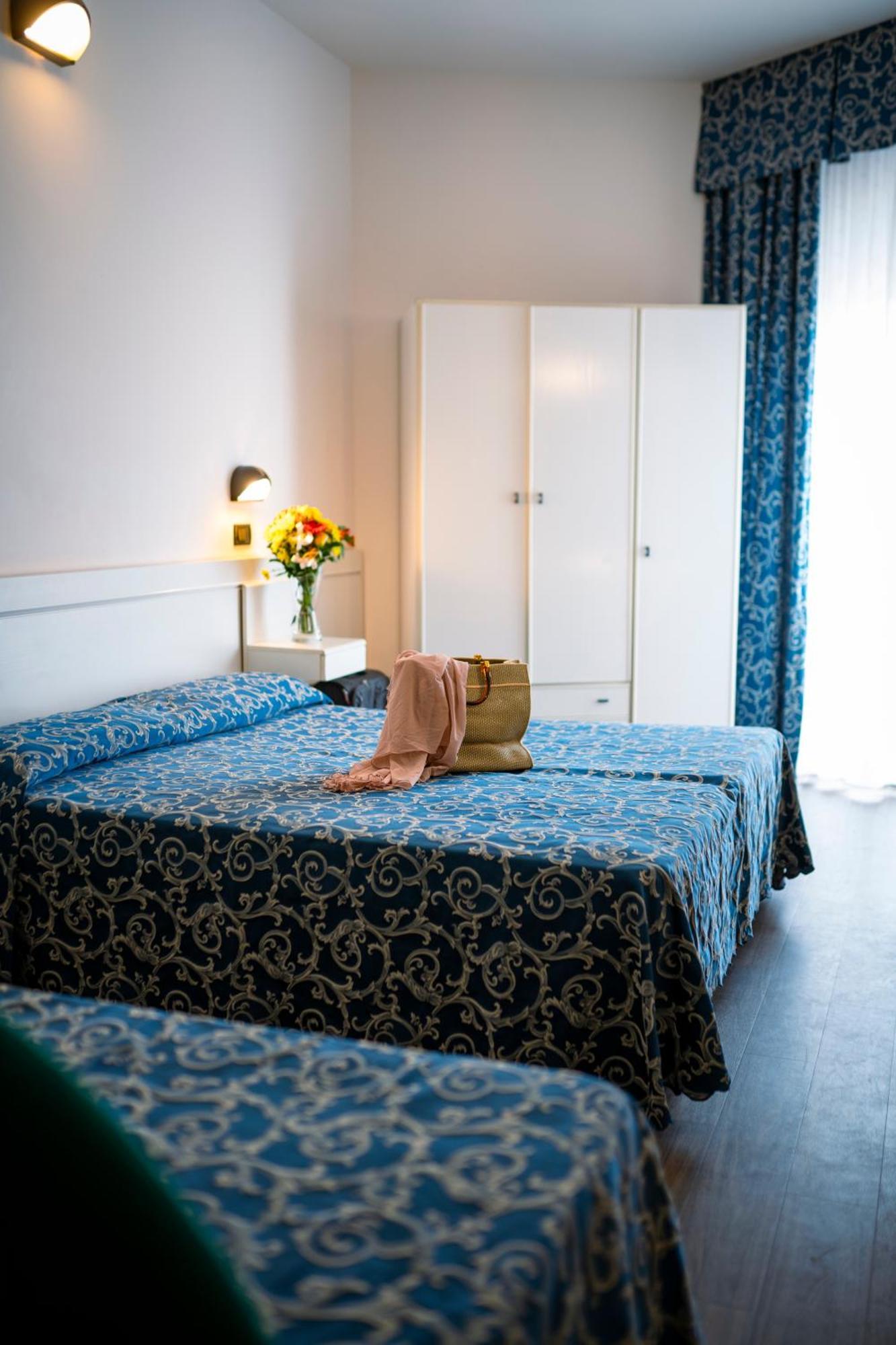 Hotel 2000 Римини Экстерьер фото