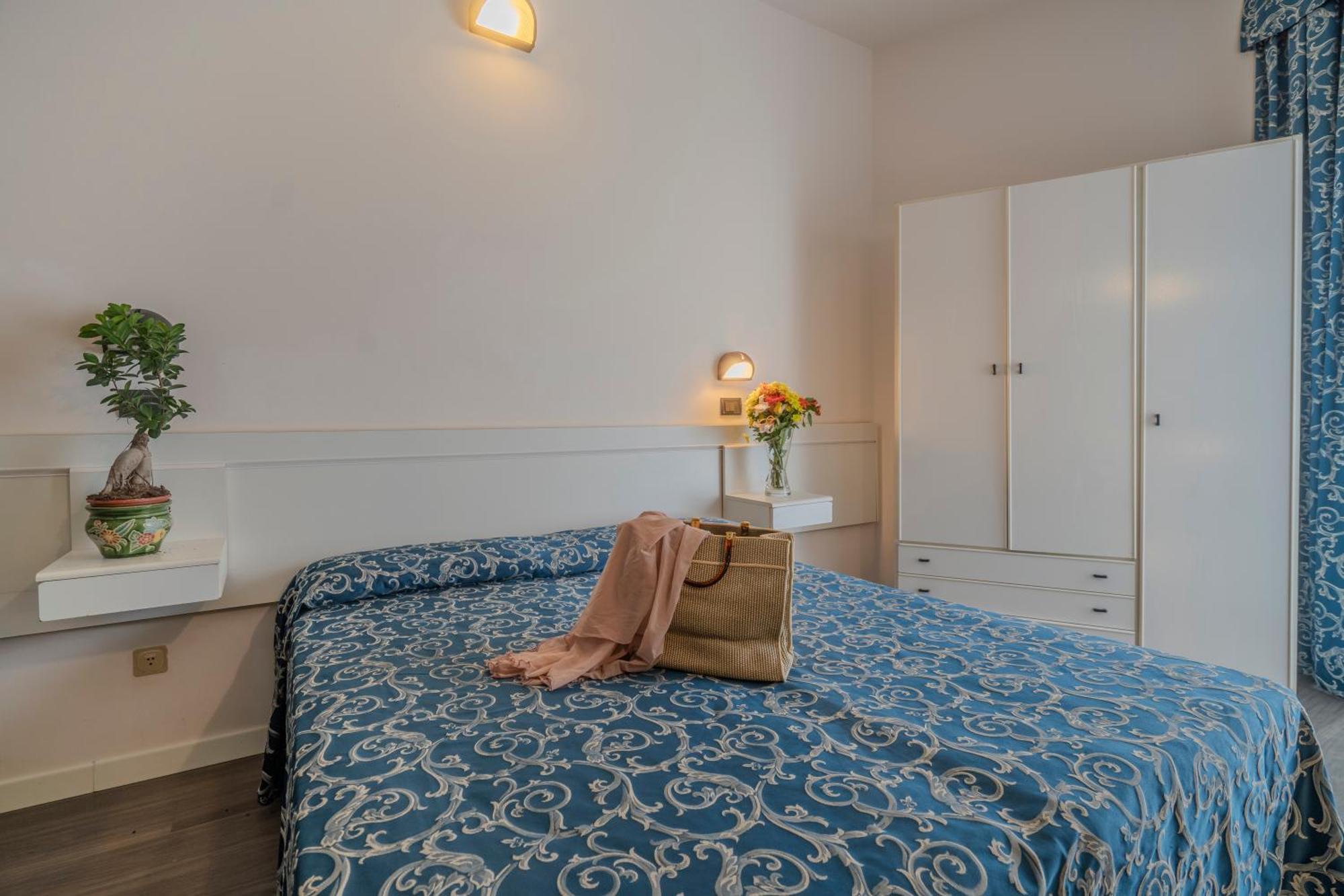 Hotel 2000 Римини Экстерьер фото