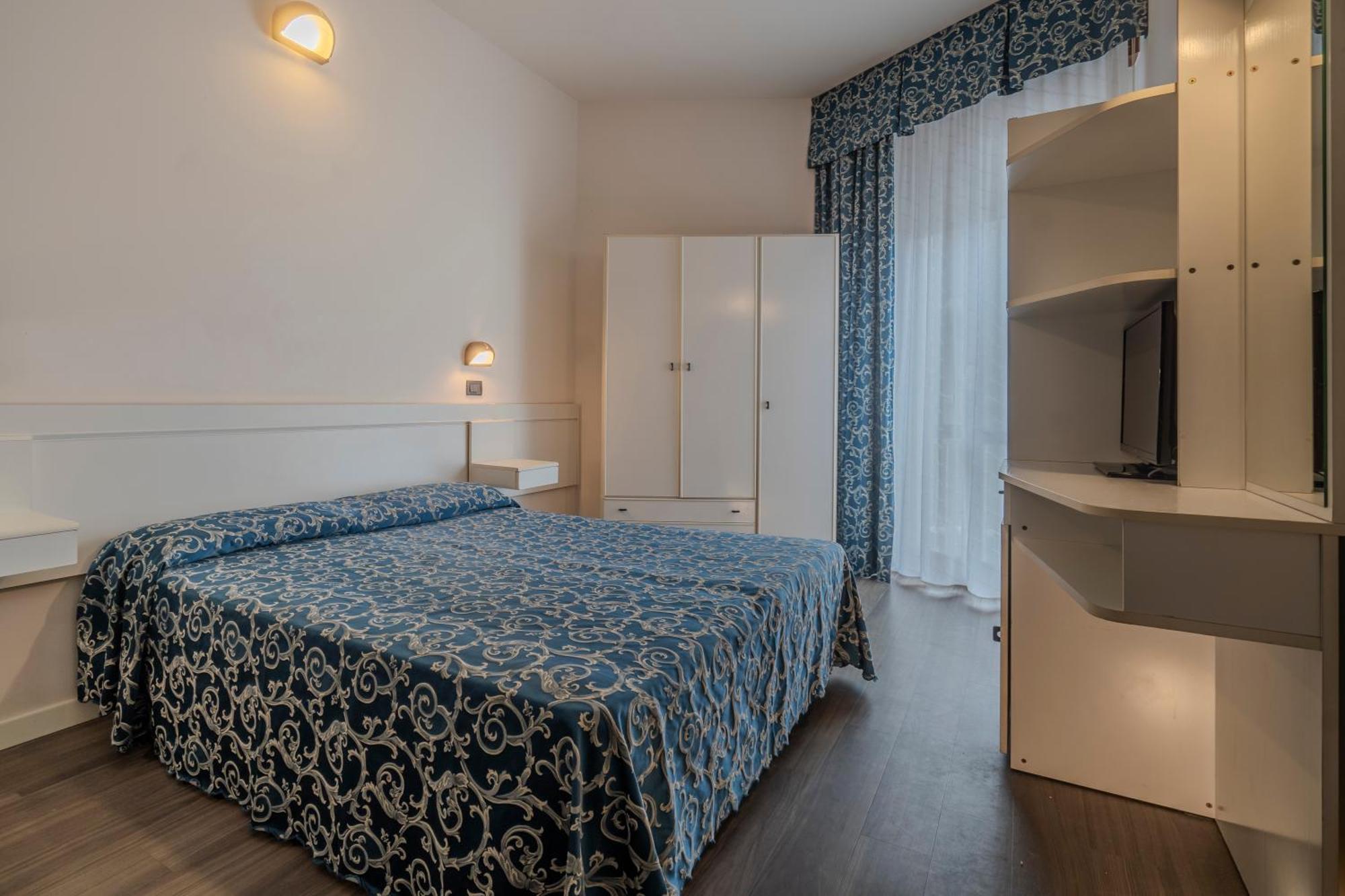 Hotel 2000 Римини Экстерьер фото