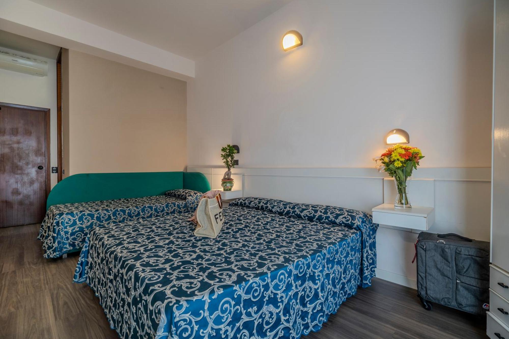 Hotel 2000 Римини Экстерьер фото