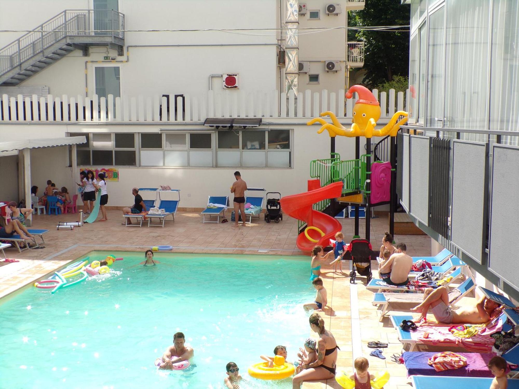 Hotel 2000 Римини Экстерьер фото
