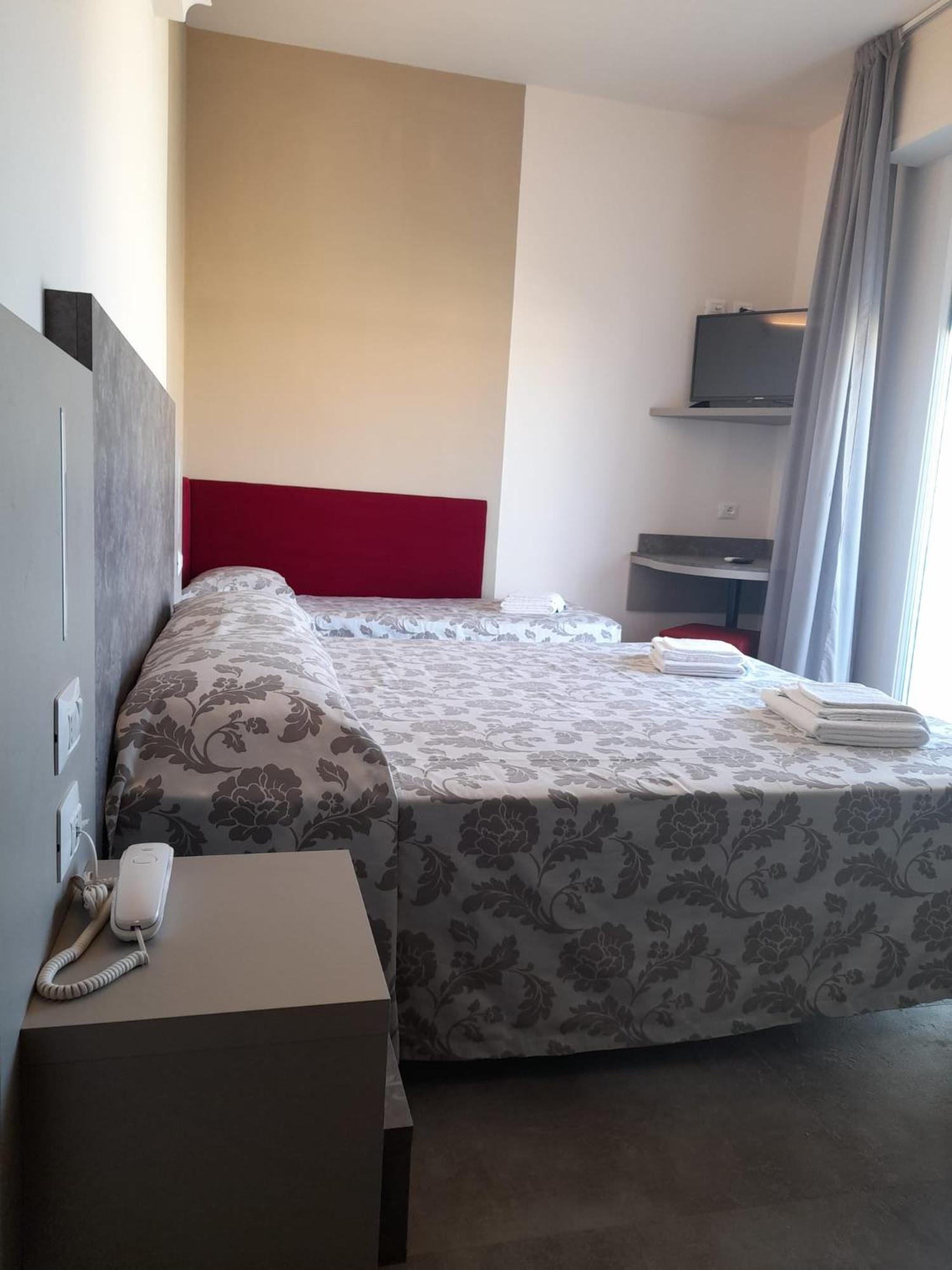 Hotel 2000 Римини Экстерьер фото