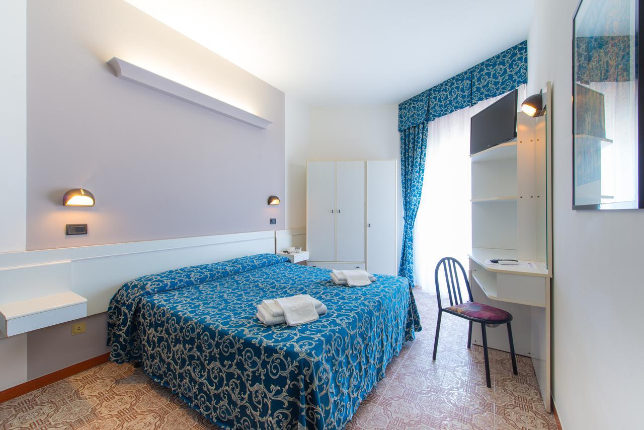 Hotel 2000 Римини Номер фото
