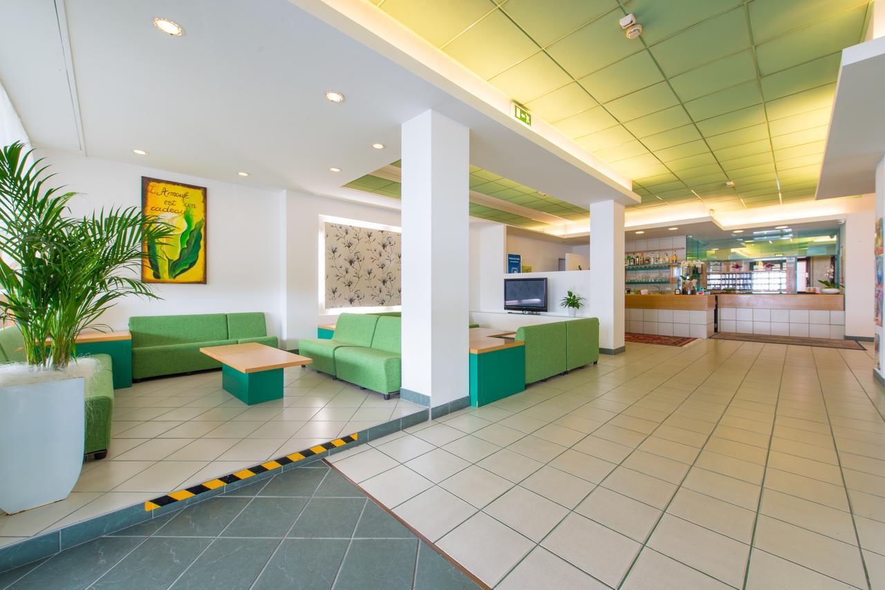 Hotel 2000 Римини Экстерьер фото
