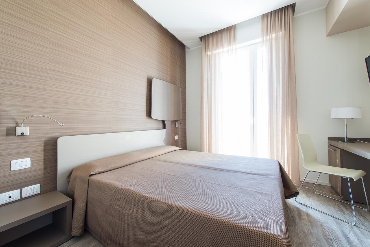 Hotel 2000 Римини Экстерьер фото