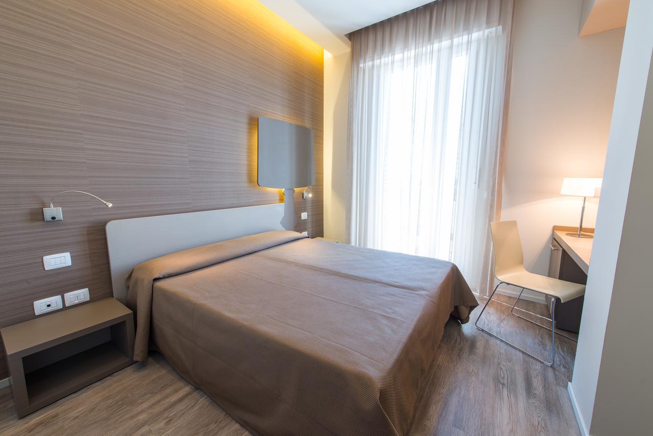 Hotel 2000 Римини Экстерьер фото