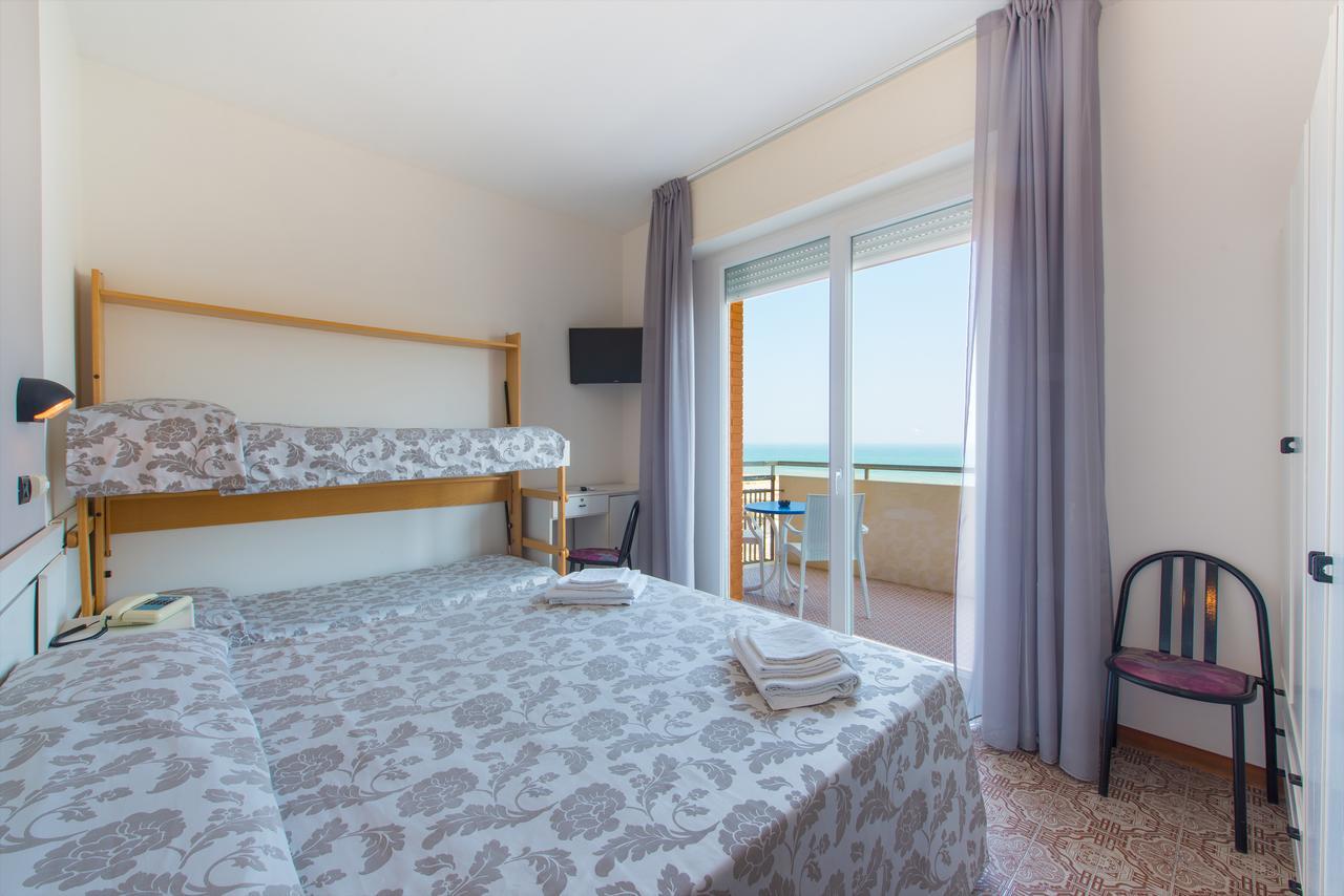 Hotel 2000 Римини Экстерьер фото