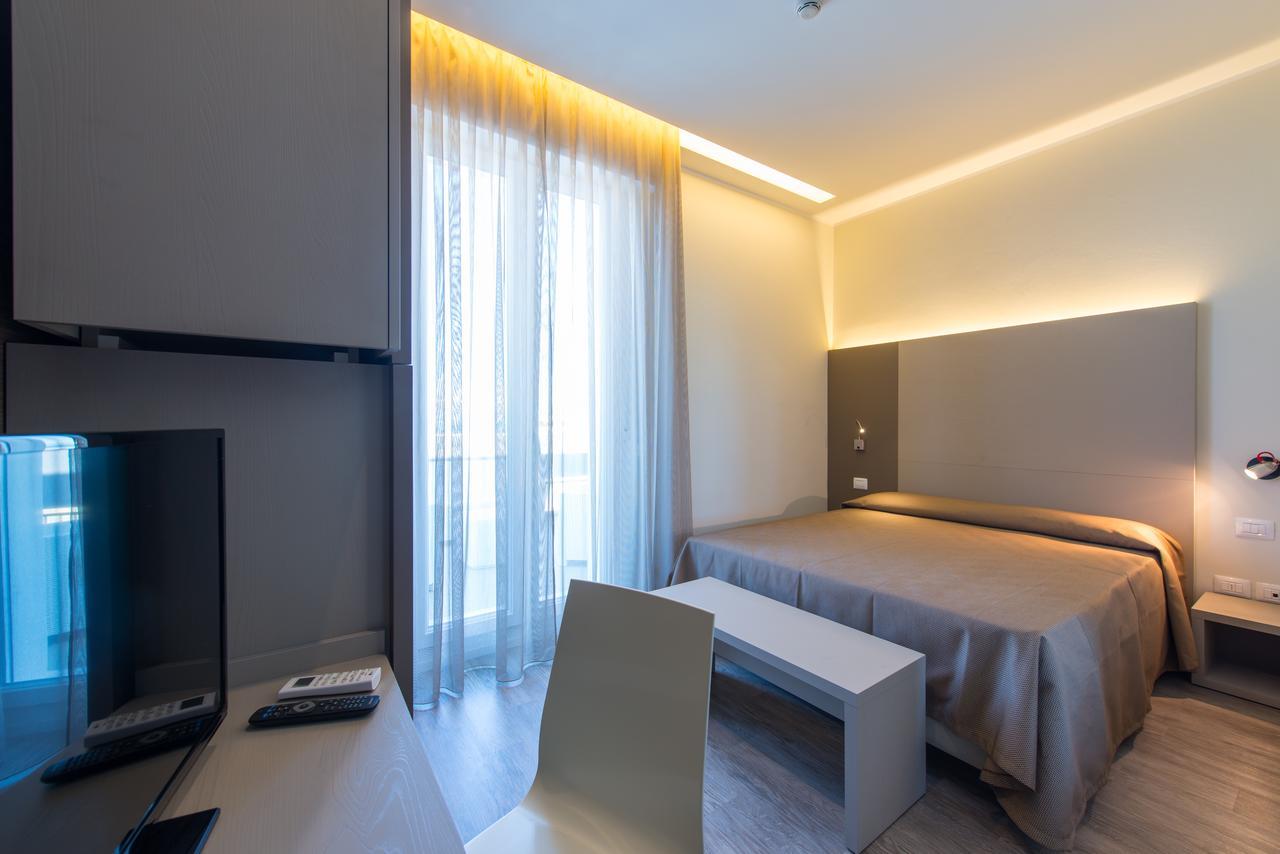Hotel 2000 Римини Экстерьер фото